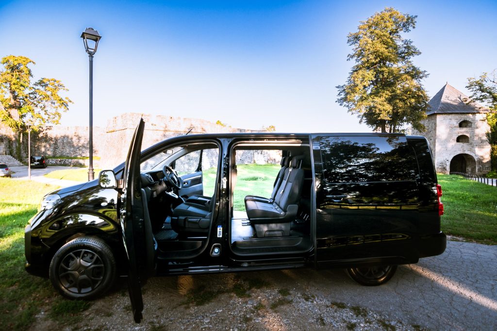 Opel Zafira Life Business edition 2024, putnički kombi- AT 8 2.0, 180 KS LogiMoti rent a car Banja Luka