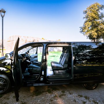Opel Zafira Life Business edition 2024, putnički kombi- AT 8 2.0, 180 KS LogiMoti rent a car Banja Luka