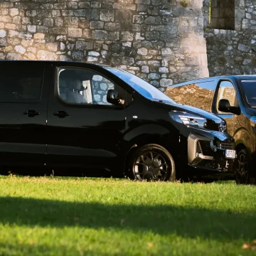 Opel Zafira Life Business edition 2024, putnički kombi- AT 8 2.0, 180 KS LogiMoti rent a car Banja Luka