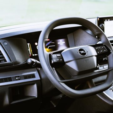 Opel Zafira Life Business edition 2024, putnički kombi- AT 8 2.0, 180 KS LogiMoti rent a car Banja Luka