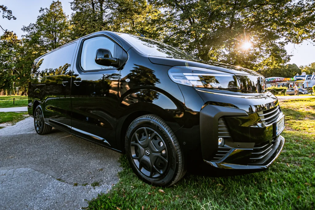 Opel Zafira Life Business edition 2024, putnički kombi- AT 8 2.0, 180 KS LogiMoti rent a car Banja Luka