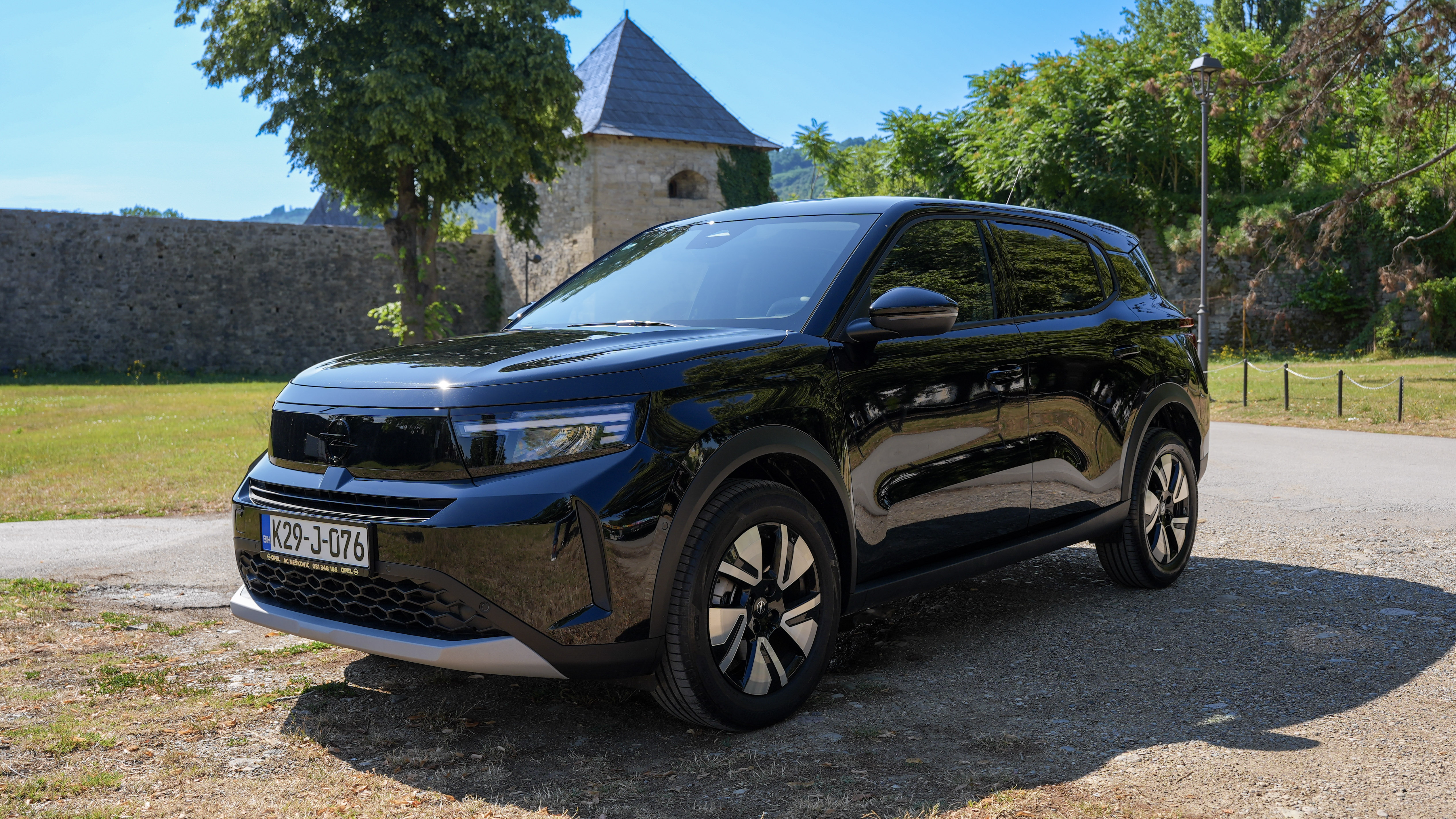 Opel Frontera GS Line 2025 rent a car Banja Luka – prednji bočni pogled
