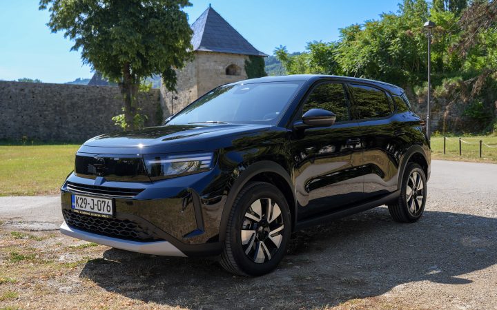Opel Frontera GS Line 2025 rent a car Banja Luka – prednji bočni pogled